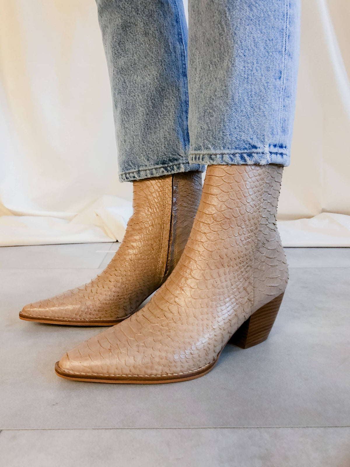 Tan Snake 8 Dresser H5758